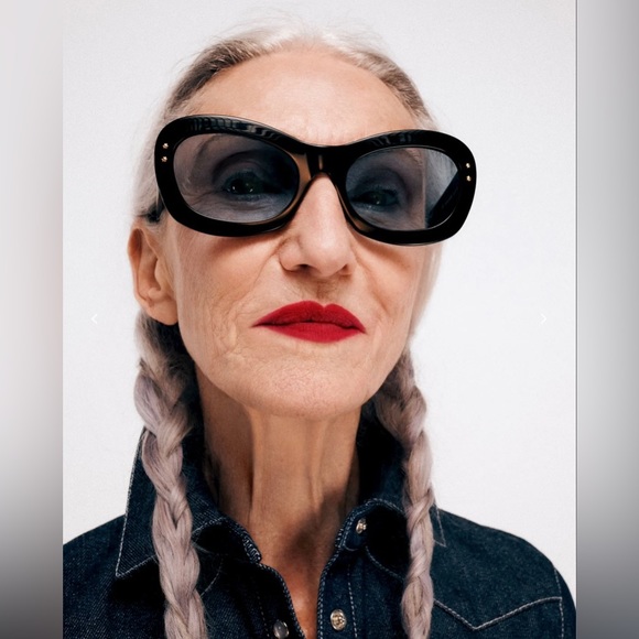 Glossier G Suit Soft Touch Lip Creme Jet - Picture 8 of 12